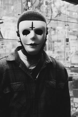 Kinyago cheupe cha Halloween cha kutisha