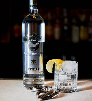 Kinywaji cha Beluga Vodka na Kipepeo ya Limau — Honor Magic V Flip 2 Picha ya Ukuta