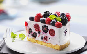 Slice Berry Cake On Plate wallpaper — Neutral Picha ya Ukuta