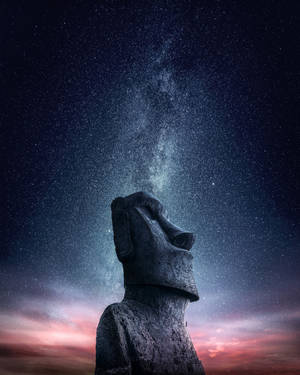 Sanamu ya Moai ya Kisiwa cha Paskoa chini ya mbingu yenye nyota wakati wa usiku, wallpaper ya Paskoa — 4:5 Picha ya Ukuta