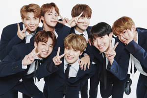 Kompakt ya BTS yenye Ishara ya Amani — Bts aesthetic Picha ya Ukuta