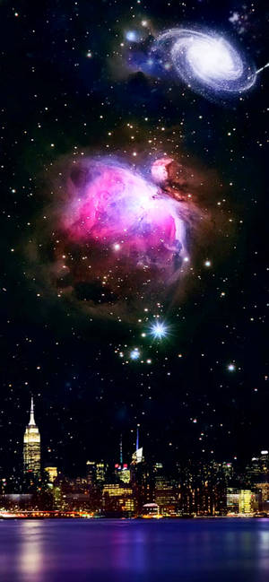 Kosmos juu ya NYC wallpaper — iPhone 13 Mini Picha ya Ukuta