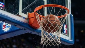 Upande wa karibu wa hyperrealistic wa basketball kukata kwa neti