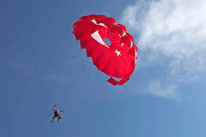 Kukumbatia Matukio kwa Parasailing — Bahari Picha ya Ukuta