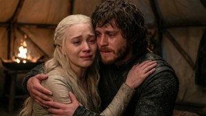 Jon Snow na Daenerys Targaryen wanashiriki wakati wa hisia