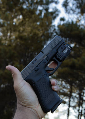 Holding A Glock With Flashlight Wallpaper — OnePlus Pad Picha ya Ukuta