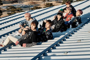 Kwenye Paa Laptop Baridi ya BTS — Bts aesthetic Picha ya Ukuta