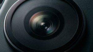 Tapeta la lenzi la kamera ya Pixel 8 kwa ukaribu wa kiwango cha macro.