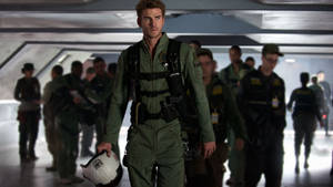 Picha ya mwenyekiti ya Liam Hemsworth kama Jake Morrison katika filamu ya Siku ya Uchaguzi — iMac Picha ya Ukuta