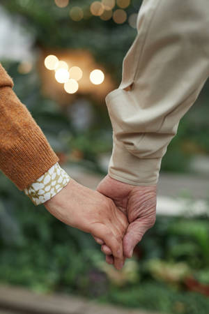 Lovers Holding Hands — Xiaomi Pad 7 Ultra Picha ya Ukuta