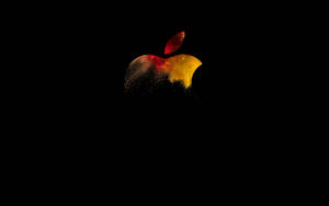 Alama ya Apple ya rangi ya metali ya nyekundu na chungwa kwa MacBook Pro.
