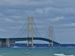 Mackinac Bridge Juu ya Mawimbi