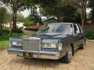 Majestic 1986 Lincoln Town Car iliyopakiwa kwenye Barabara ya Asfalt — Magari mazuri Picha ya Ukuta