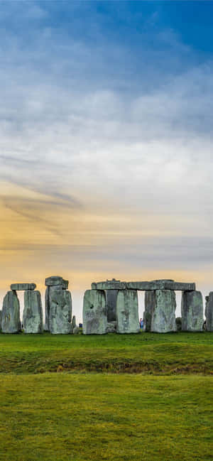 Majestic view of Stonehenge at Sunset — Vivo V70 Lite Picha ya Ukuta