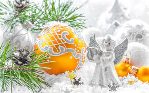 Picha ya mandhari ya malaika mweu wa Krismasi na mapambo ya tinsel