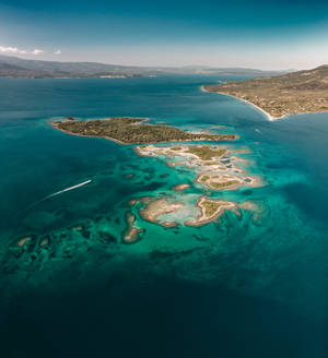 Small island in the middle of the ocean in Greece wallpaper — Galaxy Z Fold Picha ya Ukuta