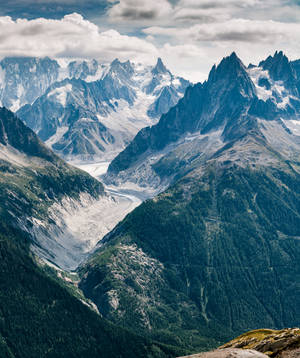 Picha ya aerial ya milima chini ya anga yenye mawingu wallpaper. — Galaxy Z Fold Picha ya Ukuta