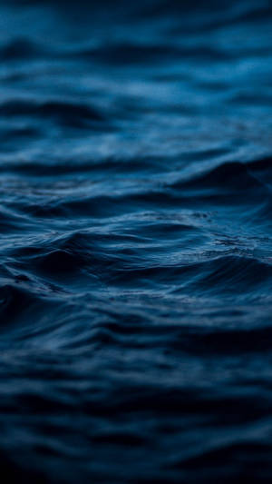 Mawimbi ya Bahari Aesthetic Bluu Giza HD — Aesthetic Dark Blue Picha ya Ukuta