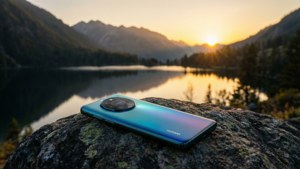 Tumia Huawei kwenye mwamba unaoangalia ziwa la mlima wakati wa machweo, mandhari ya utulivu.