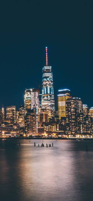 Mchanganyiko wa New York Inayomwangaza iPhone — iPhone 14 Pro Picha ya Ukuta