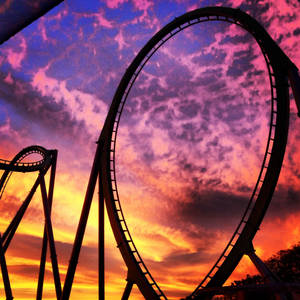 Roller coaster juu ya mwanga wa sera ya rangi ya violet na orange wallpaper — Pixel Watch Picha ya Ukuta