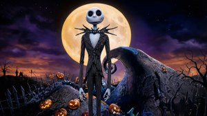 Jack Skellington anasimama kwa ujumla juu ya Mji wa Halloween chini ya mwezi unaomulika. — Usiku wa kutisha kabla ya krismasi Picha ya Ukuta