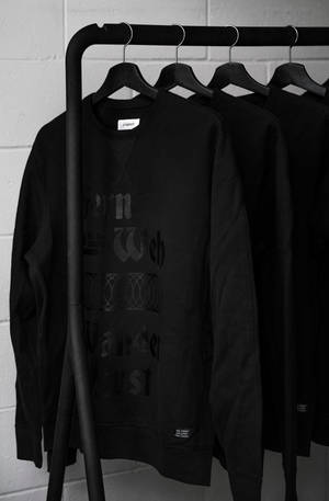 Minimalist Clothes Rack With Sweatshirts — Xiaomi Pad 9 Pro Max Picha ya Ukuta