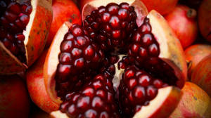 Mkubwa wa pomegranate mwekundu kama ruby — Pro Display XDR Picha ya Ukuta