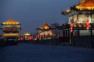 Mlindi Wenye Rangi Katika Ukuta wa Xian City wallpaper — Magharibi Picha ya Ukuta