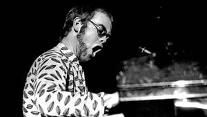 Monochrome classic Elton John concert wallpaper — Studio Display Picha ya Ukuta