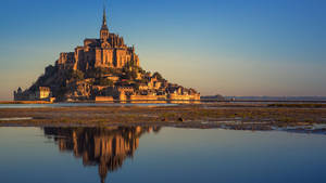 Wallpaper ya anga safi ya Mont Saint Michel