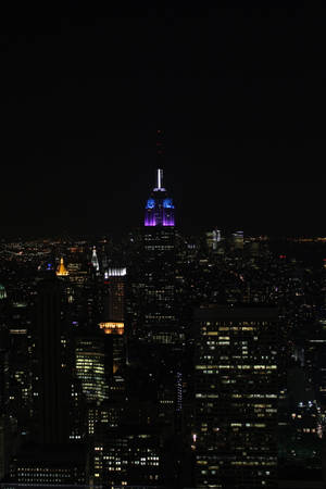 Moonlit Skyline of the Empire State, New York at Night on iPhone Wallpaper — Xiaomi Pad 8 Picha ya Ukuta