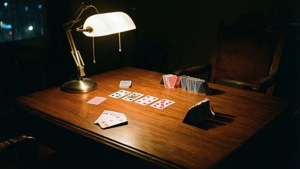 Mchezo wa solitaire unaoandaliwa na mwanga wa mwanga, wenye mwanga wa noir