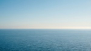 Upeo wa bahari wa minimalist na gradients za bluu zisizo na nguvu. — Bahari Picha ya Ukuta