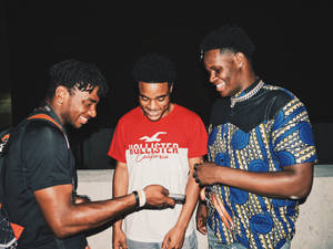 mtu katika t-shirt ya kola nyeupe mbele ya mtu katika t-shirt ya kola nyeupe — 4:3 Picha ya Ukuta