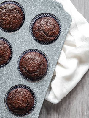 Muffins katika tray ya kijivu wallpaper — 3:4 Picha ya Ukuta
