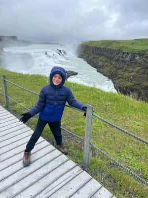 Mwanamke Mzururaji wa Kid katika Gullfoss Waterfall Kusini Magharibi mwa Iceland — Maporomoko ya maji Picha ya Ukuta