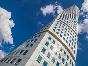 Mwangaza wa Mbingu wa Turning Torso, Jengo la Juu Zaidi la Sweden — Anga la Bluu Picha ya Ukuta