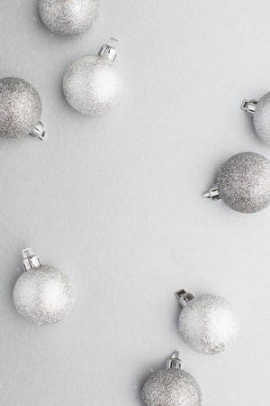 Mwonekano wa Krismasi wa Balls za Silver wallpaper — 2:3 Picha ya Ukuta