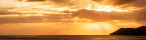 Mawio ya ultrawide ya rangi ya machungwa juu ya bahari ya wazi. — 5120x1440 Picha ya Ukuta