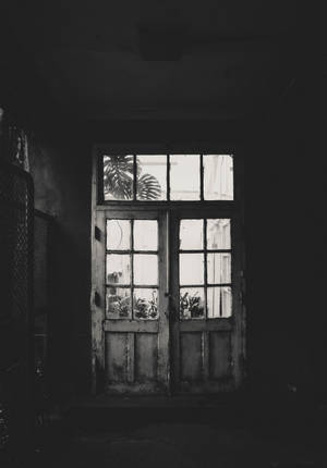 Spooky Glass Framed Door wallpaper — OnePlus Pad 4 Picha ya Ukuta