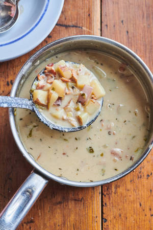 New England Clam Chowder Soup In Silverware Scoop — Xiaomi Pad 8 Pro Picha ya Ukuta