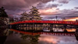 Ngome ya Matsumoto Siku ya Mawingu Wakati wa Machweo — Japan GIF Picha ya Ukuta