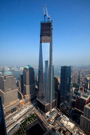 One World Trade Center With Cranes — Huawei MatePad Pro Max Picha ya Ukuta