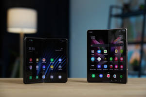 Oppo Na Samsung Simu Zinazokunjwa — Oppo Picha ya Ukuta