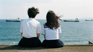 Taku na Rikako wanakaa juu ya saa ya shule wakiongoza bahari katika Ocean Waves. — Mawimbi ya bahari Picha ya Ukuta