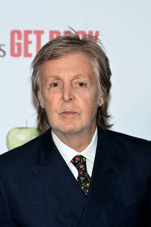 Paul McCartney Anawear Suti — Huawei MatePad 12 X (2025) Picha ya Ukuta