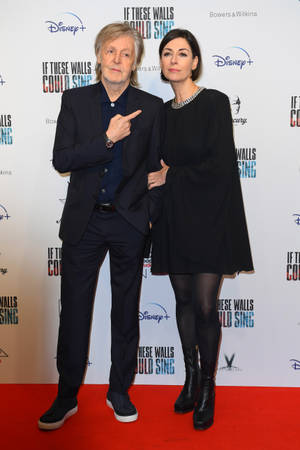 Paul McCartney akitoa ishara kwa binti yake Mary — Huawei MatePad Edge Picha ya Ukuta