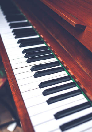 Piano keyboard in wooden case wallpaper. — Oppo Pad 6 Picha ya Ukuta