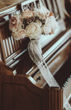 Piano with hand flower bouquet wallpaper. — Galaxy Tab S10+ Picha ya Ukuta